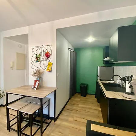 Clos Pasteur Modern For 4 People Puvatya